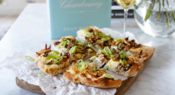Flatbread med kantarell, citron, zucchini, västerbottenost och salladslök